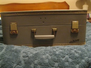 Vintage Lady Baltimore Suitcase Blue (21”x18”x9”)