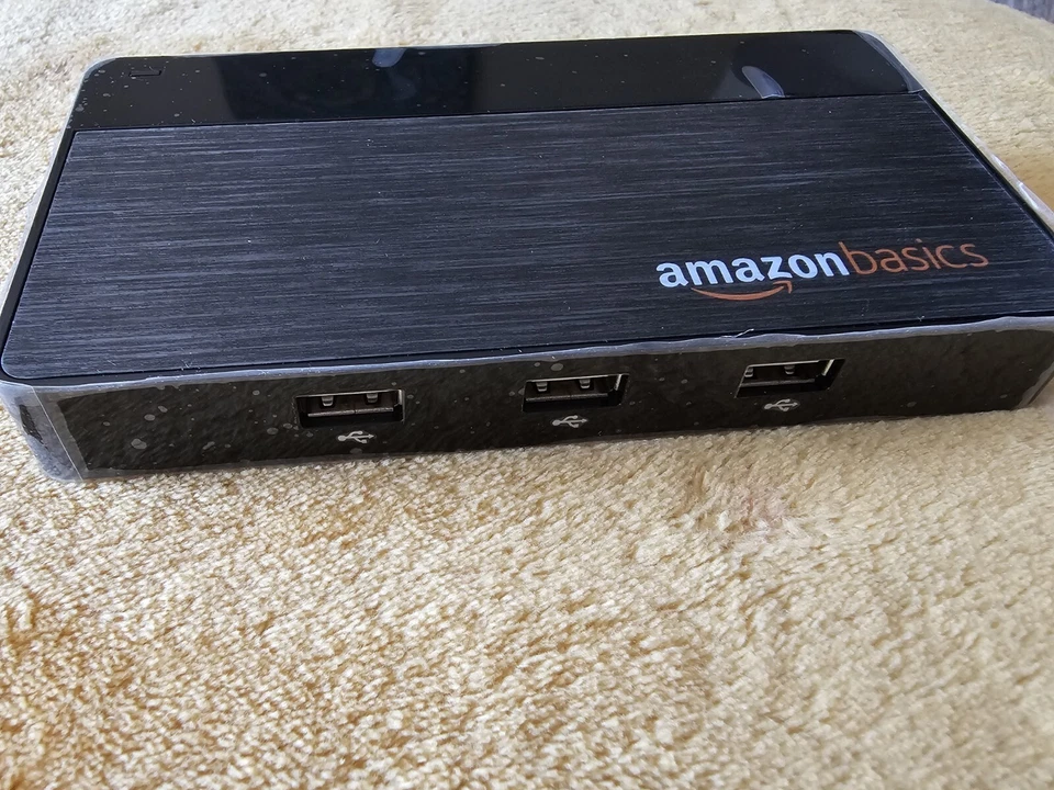 Amazon Basics 10 Port USB 2.0 Hub With 2 Fast Charging Ports B07TGKNCBB - Image 2 of 4