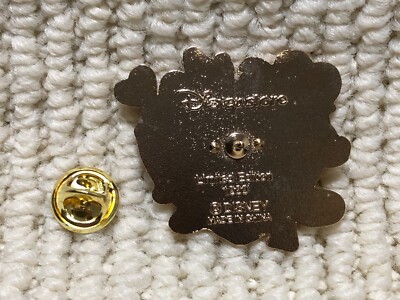 JDS Disney Store Japan Mickey Minnie Valentine Day 2005 Pin