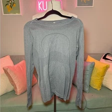lululemon athletica Women's Heather Gray Long Sleeve Top