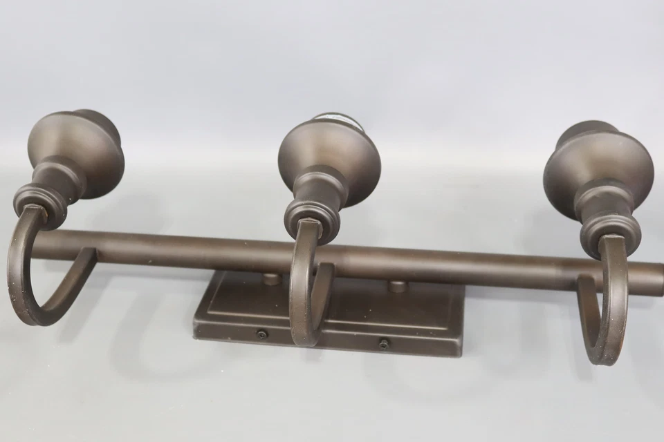 Tocador Quorum Richmond, bronce aceitado con transparente/sembrado 100w mediano Foto 2 de 4