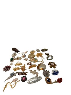 Bundle Of Brooches 35 Piece Various Design Costume Gold & Silver Tone Accessory