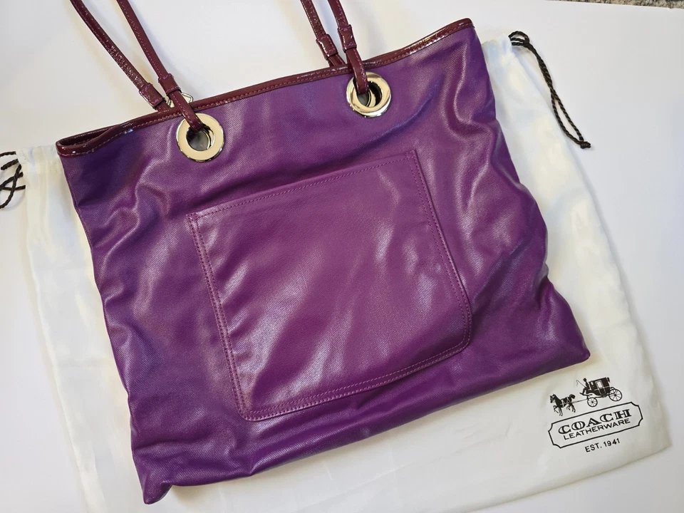 Bolso de Mano Coach Poppy Evie Púrpura De Colección, Incluye Dijes y Cubierta Antipolvo - Totalmente Nuevo Foto 2 de 3
