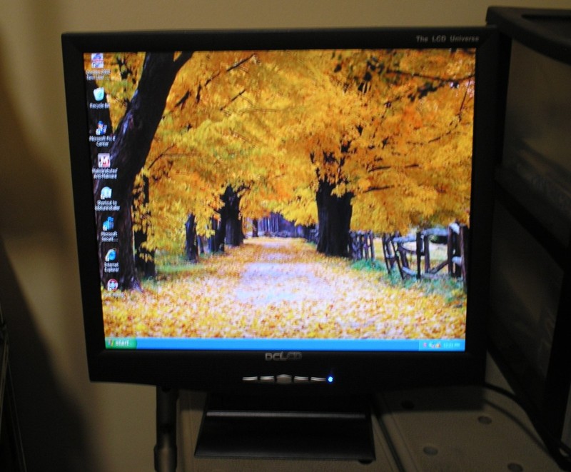 DCLCD DCL - LCD  19"High Resolution Monitor  w Built in Speakers & Original Box
