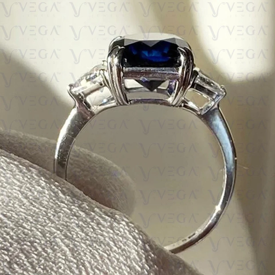 Anillo de tres piedras con diamantes de zafiro natural y cojín de 5,0 quilates enchapado en oro blanco de 18 quilates Foto 4 de 4