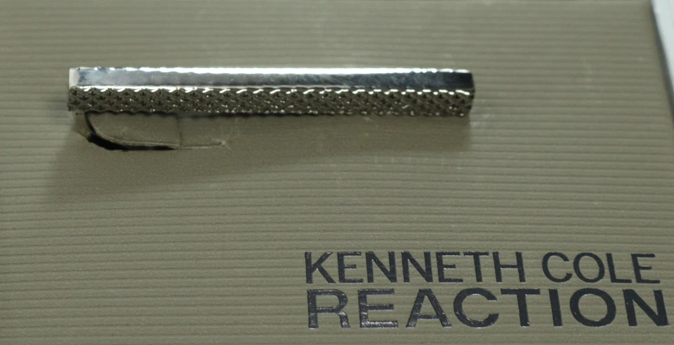 Nuevo clip de barra de corbata plateado Kenneth Cole Reaction de $32 para hombre  Foto 2 de 3