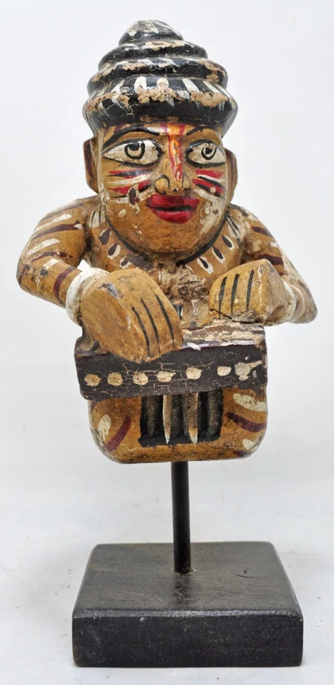 Estatuilla étnica de madera vintage de hombre músico sobre soporte rústica pintada a mano Foto 2 de 4