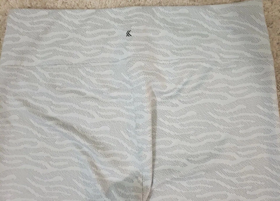 Kyodan ~Woman Sz TG/XL~ Light Gray Striped Print Yoga Active Capri Leggings NWOT - Image 4 of 4