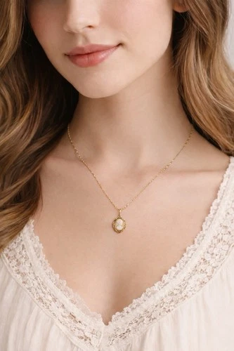 Vintage Style Gold Tone Cameo Pendant Necklace Costume Jewelry 17”