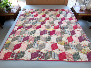 SMALL Vintage Hand Pieced & Quilted 70s (?) Cotton TUMBLING BLOCKS Quilt 62"x54"