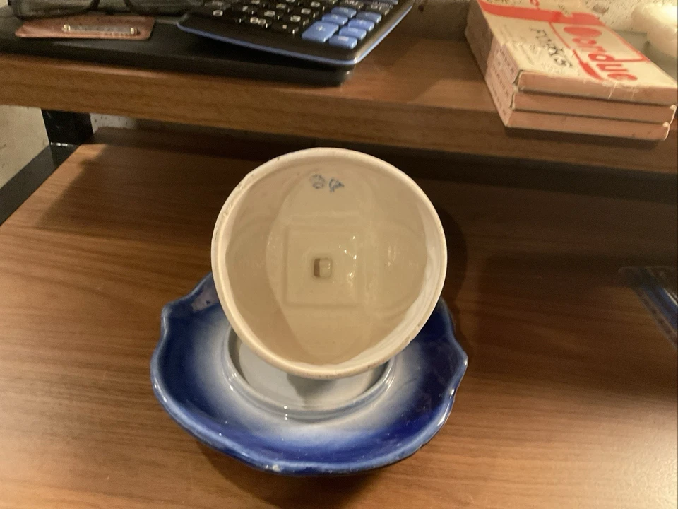 Prato de manteiga ou queijo vintage coberto de margarida e botão (rainha) azul cobalto/branco - Imagem 2 de 4