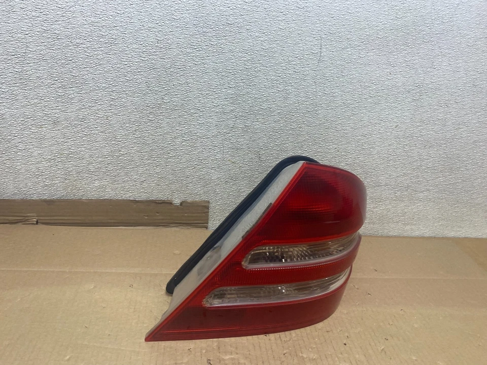 2001-2004 Mercedes-Benz C230 C240 W203 C-Class Right Passenger Tail Light U2868 - Image 3 of 4