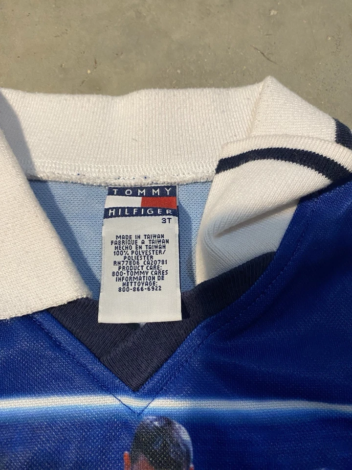 Camiseta de fútbol Tommy Hilfiger vintage de los 90 con estampado de animación para jugadores rara 3T Foto 3 de 4