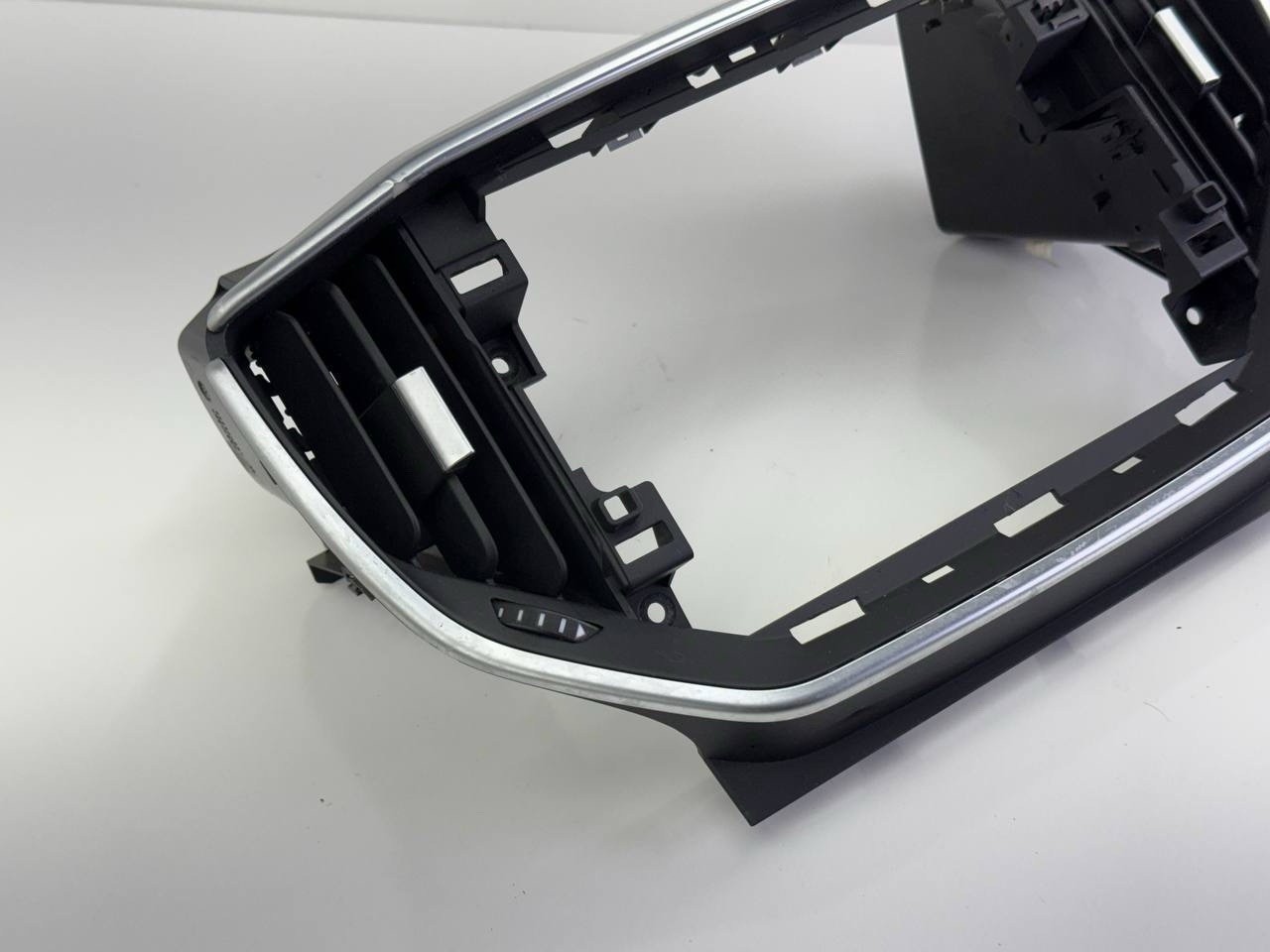 2014 - 2017 MASERATI GHIBLI RADIO SCREEN BEZEL AIR VENT 389