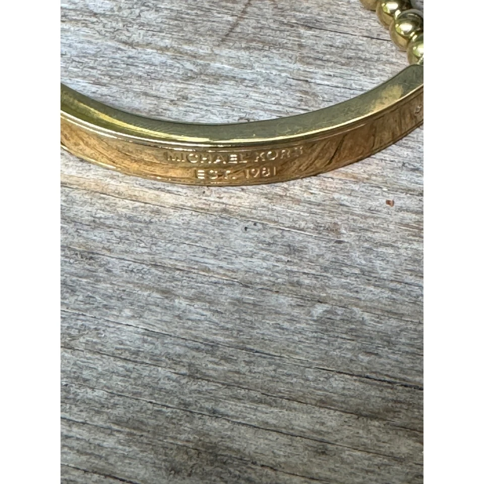 Pulsera Michael Kors tono dorado con cuentas con barra grabada y cordón ajustable Foto 3 de 4