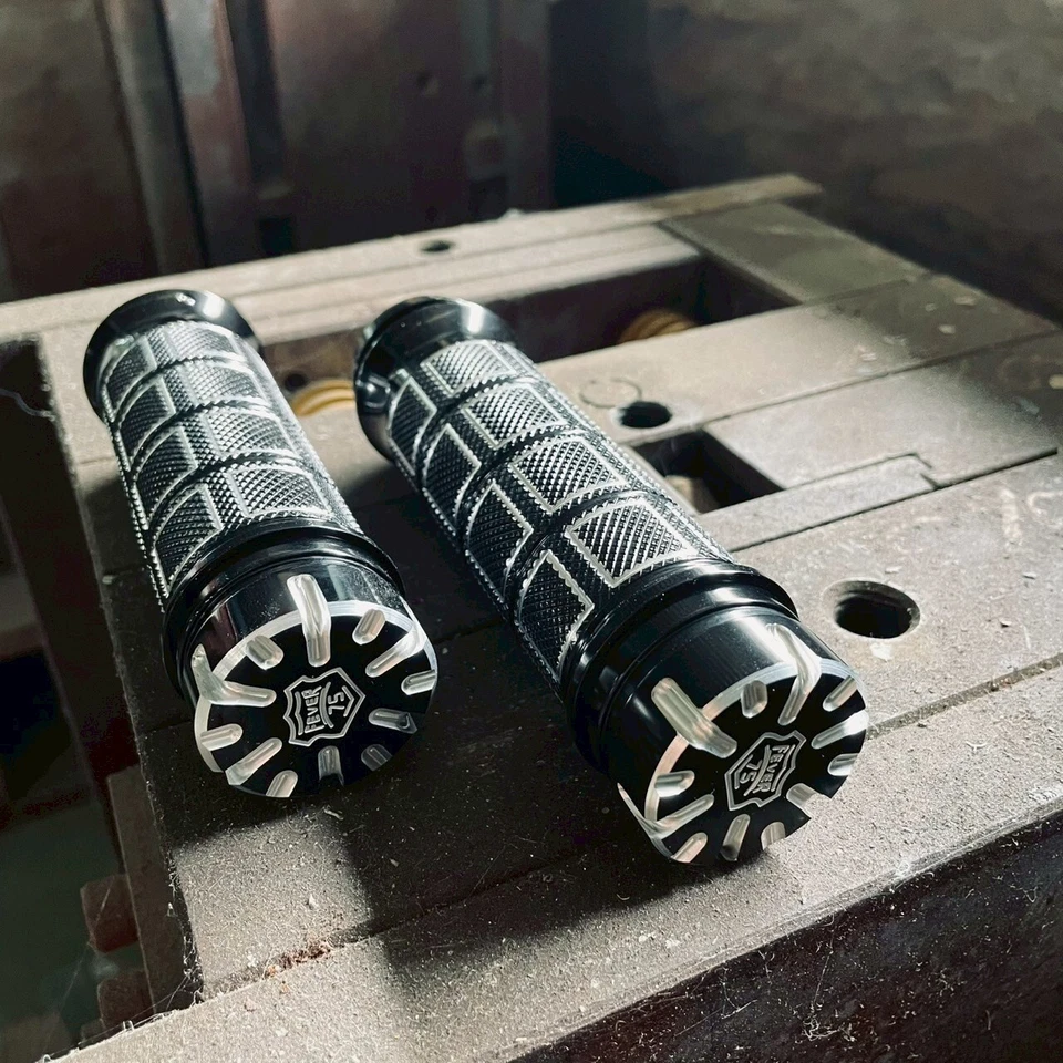 Empuñaduras de motocicleta Drag Specialties Twisted TBW 2008-2024 Harley Touring FXDR Foto 3 de 4