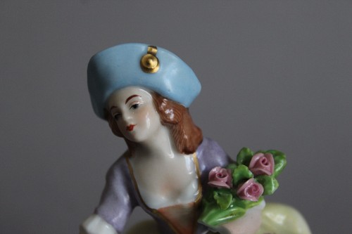 Sitzendorf Porzellan Dame mit Blumen H 11 cm Fehlstelle Hand - Picture 5 of 14