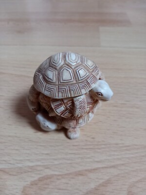 Retired Harmony Kingdom ''Shell Game'' Turtle Stack Box Figur Treasure