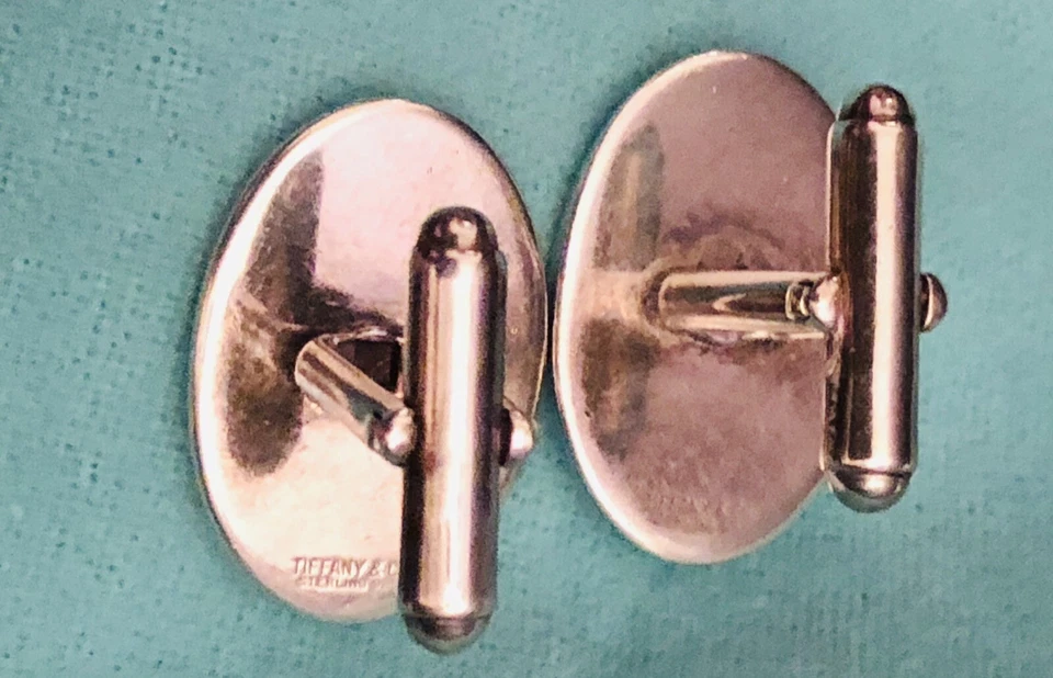 Gemelos Tiffany & Co. de plata esterlina verde azul esmalte con camiseta de golf blanca Foto 2 de 4