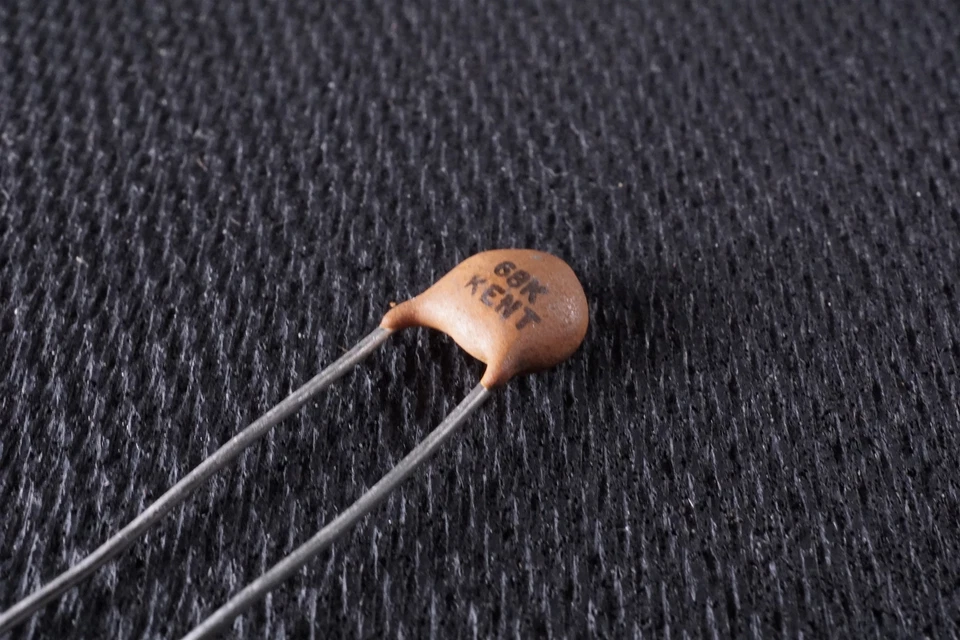 Condensador de disco de cerámica KENT 68pF 10 % 6,7 mm vintage nuevo de stock Foto 2 de 4