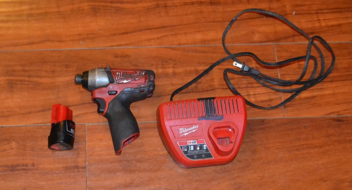 MILWAUKEE 2453 20 M12 12V 1 4