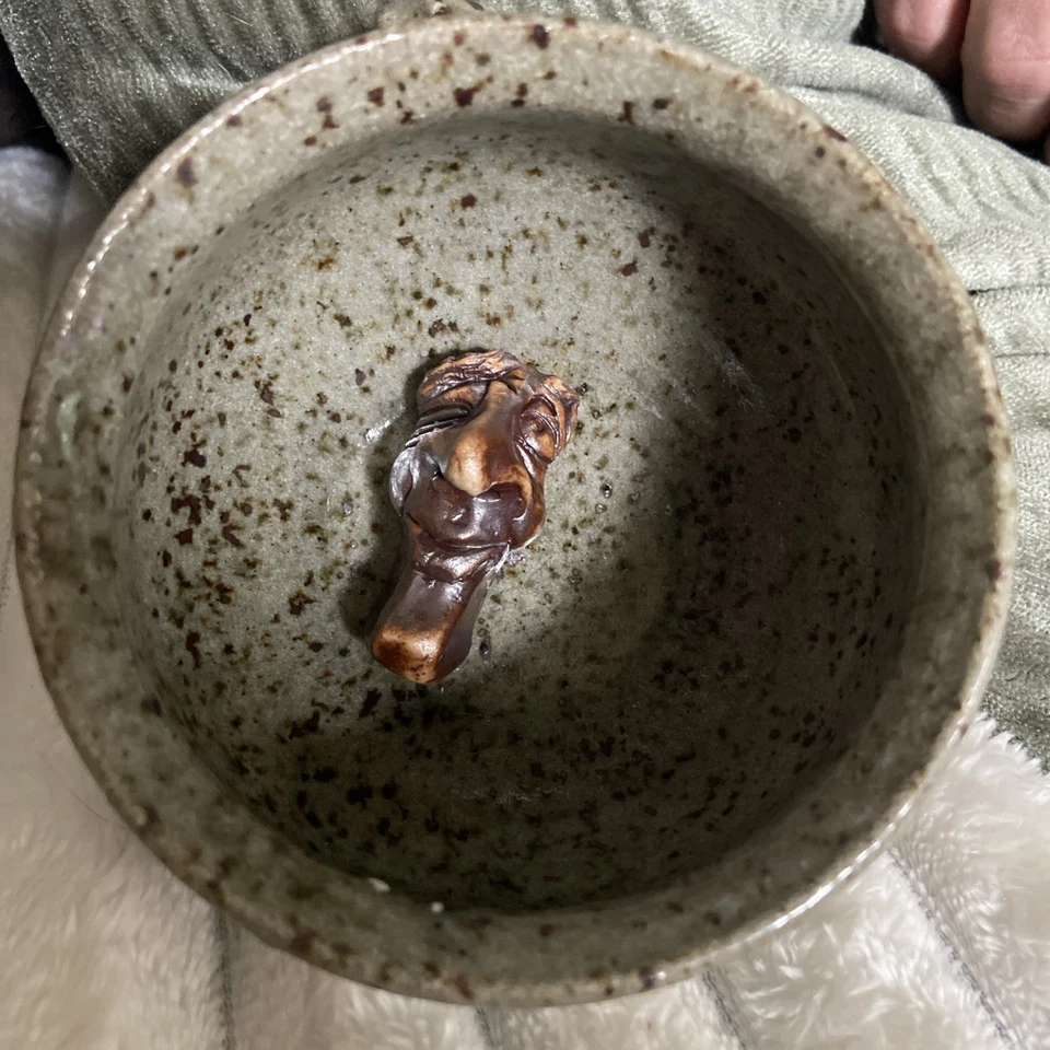 Taza de café sorpresa hecha a mano taza tazón de sopa novedad cerámica guiñando un ojo hombre arte popular Foto 2 de 4