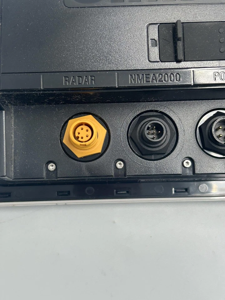 Pantalla multifuncional Simrad GO9 XSE 9’’ con transductor de montaje en popa 83/200 Foto 4 de 4