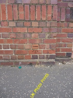 Foto 6x4 OS Benchmark - Darlaston, Salisbury Street Ein OS Schnittmarke auf der c2016