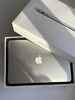 MacBook Air 13,3'' 128GB/i5/1,6/4GB Bundle mit Box, Ladegerät, Kopfhörer (A1466)