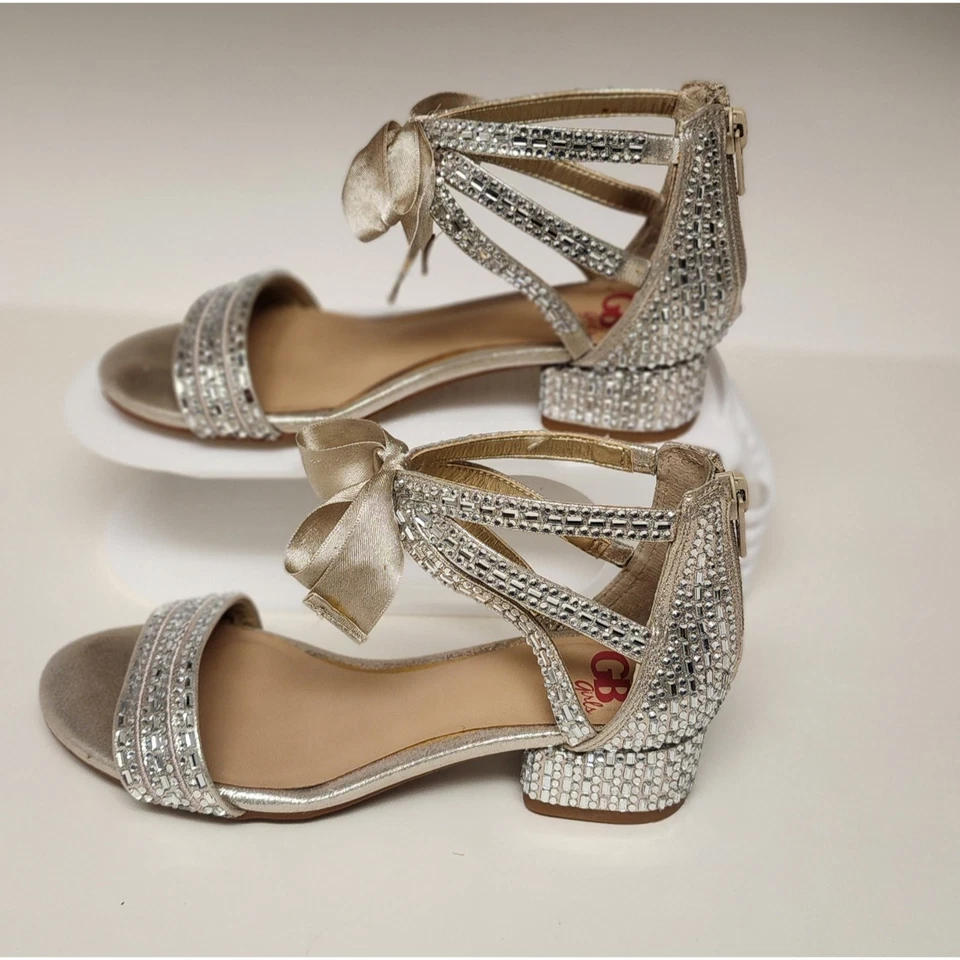 Zapatos de tacón Gianni Bini-GB para niña plateados con tachuelas y cremallera trasera D'Orsay talla 2M Foto 2 de 4