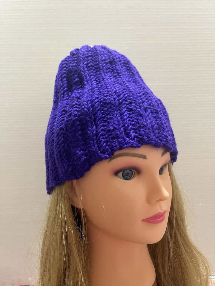 Chapéu de inverno feminino acrílico feito à mão roxo com parte superior branca malha de cabo chapéu de lã - Imagem 3 de 4