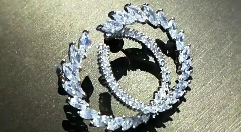 Pendientes enchapados en oro blanco de 18 hechos con joyería nupcial marquesa de cristal de Swarovski Foto 4 de 4