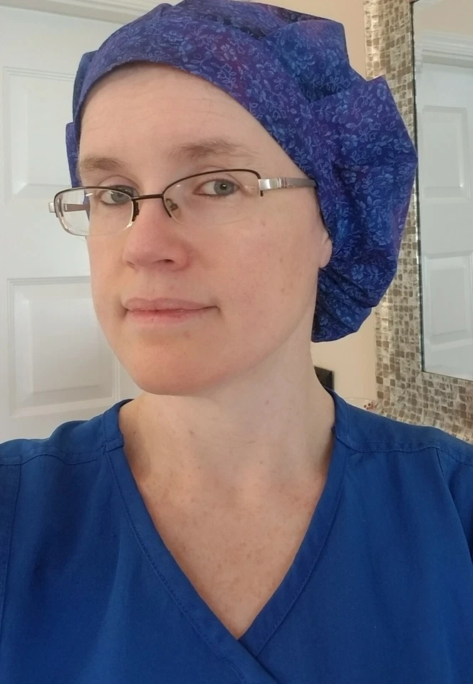 女士 Bouffant 手术帽- Sml 素描花朵蓝色/紫色印花-手工制作美国 — 第 2/4 张图片