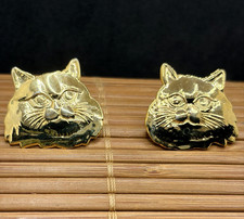 Aretes firmados MEOW tono dorado brillante gato