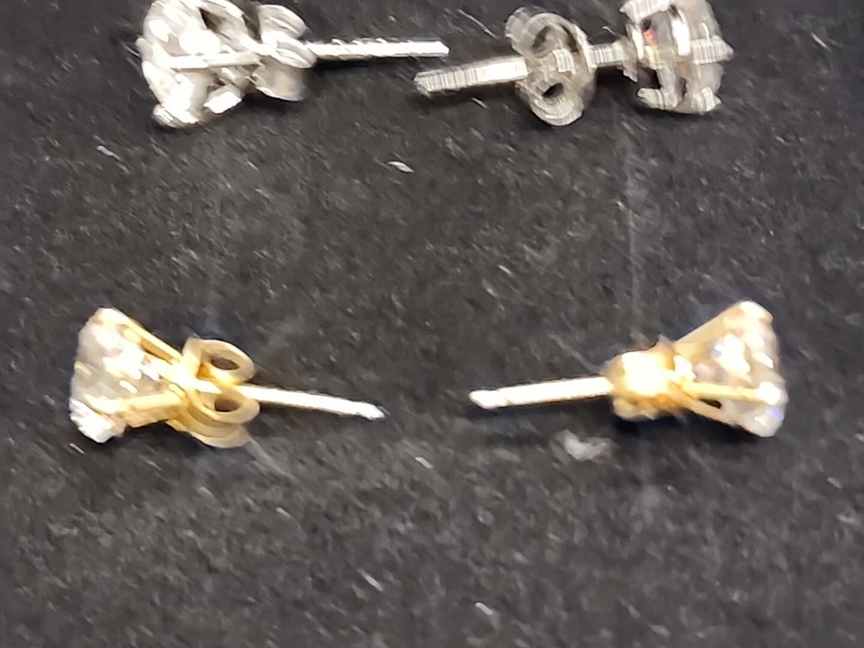 Aretes redondos Epihany Diamonique de 4 mm, 2 juegos, en 10K y 925 Foto 4 de 4