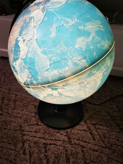 Globus, Globus med lys i rigtigt fint stand.
42 cm høj og…