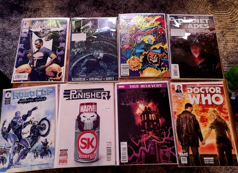 lot of 13 graphic comics