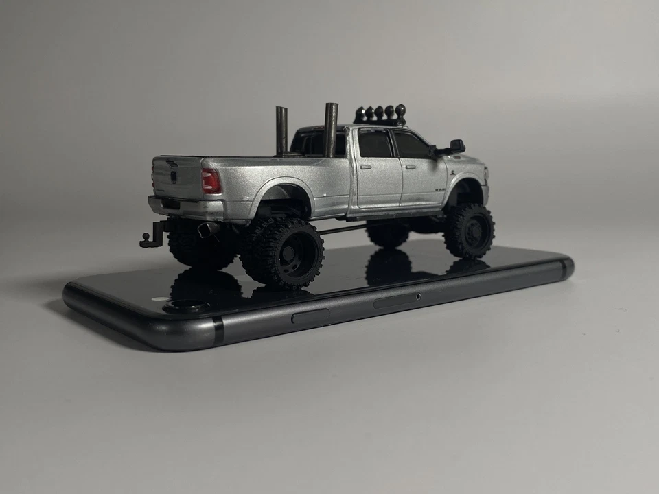 Camioneta pickup de juguete modelo diecast doble Dodge Ram 3500 personalizada/elevada I/64 Foto 4 de 4