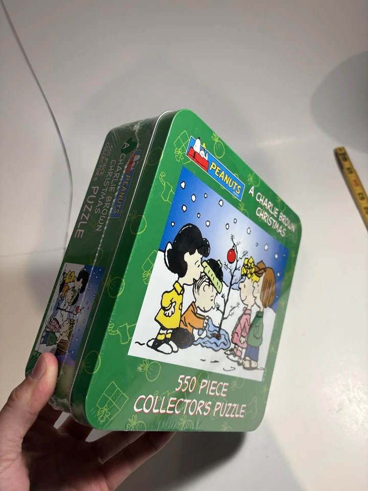 全新未拆封花生 A Charlie Brown 圣诞节 550 件 收藏家拼图 锡盒 — 第 3/4 张图片