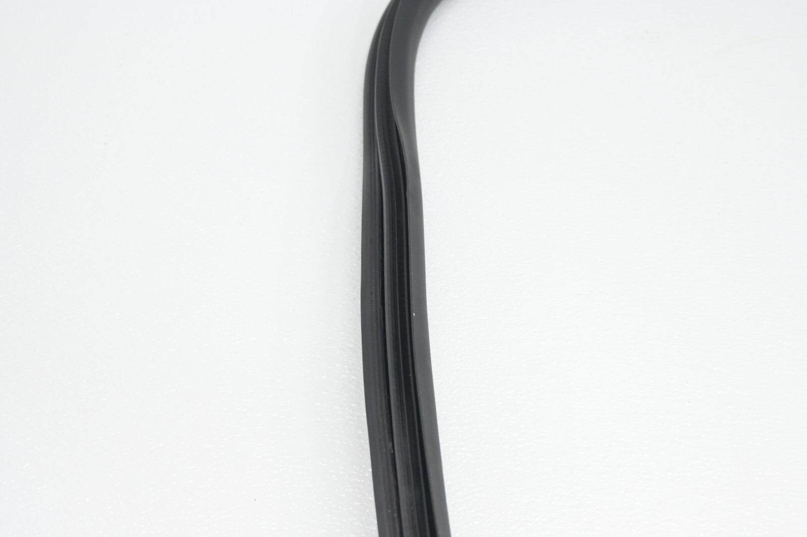 Maserati Ghibli 2014-2020 FRONT+LEFT Weatherstrip P/N 1130057