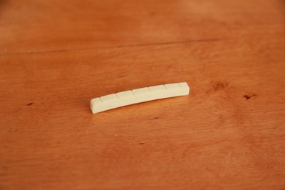 BONE NUT MODERN 9.5 RADIUS KNOCHENSATTEL f.FENDER STRAT /TELE  GEBOGEN+GEKERBT