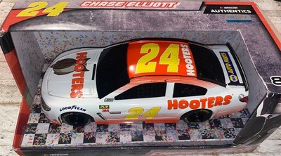 Nascar Authentics CHASE ELLIOTT 2017 HOOTERS #24 1/24 Lionel LLC. 
