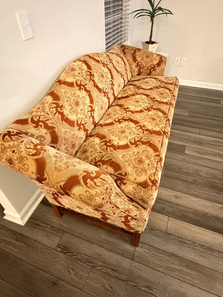 Hickory 椅子 Chippendale 风格桃花心木骆驼背沙发 — 第 2/4 张图片