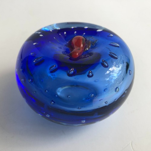 3" Apple Murano Style Blue Bullicante Glass Paperweight Control Bubble Red Stick - Picture 4 of 6
