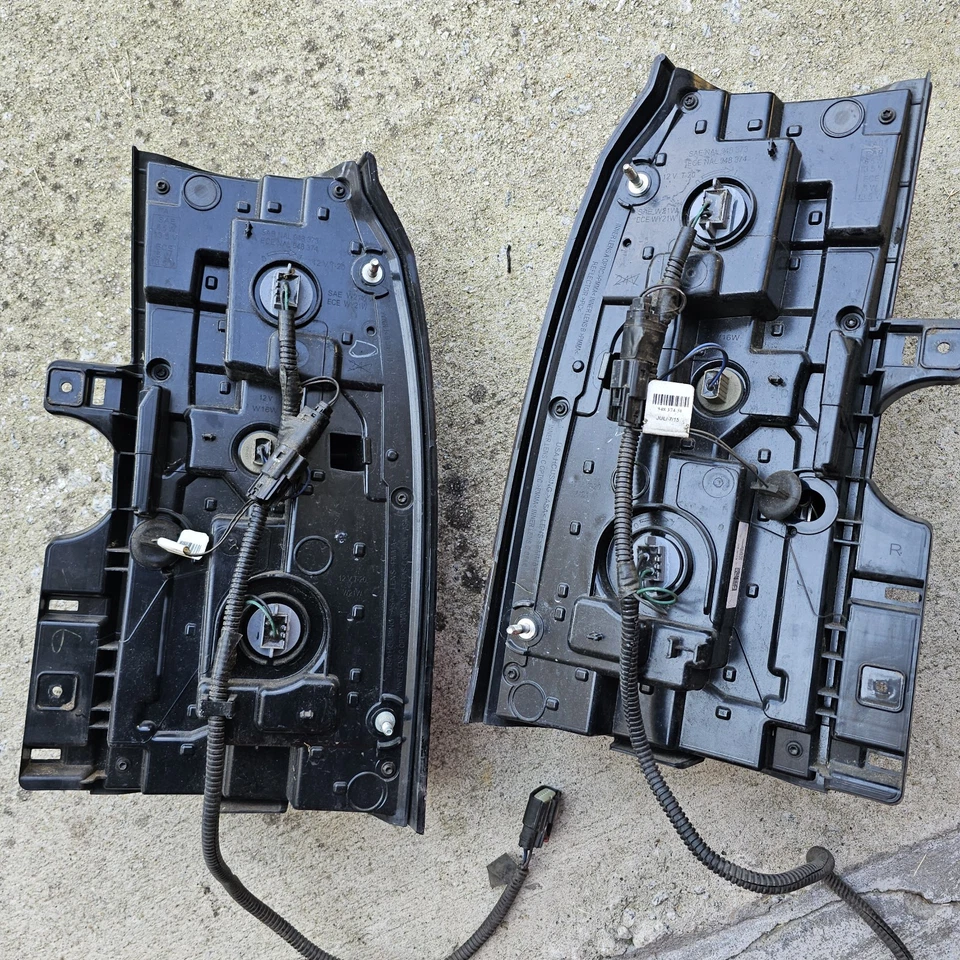 Chevrolet Suburban Tail Light Lamps - Image 2 of 4