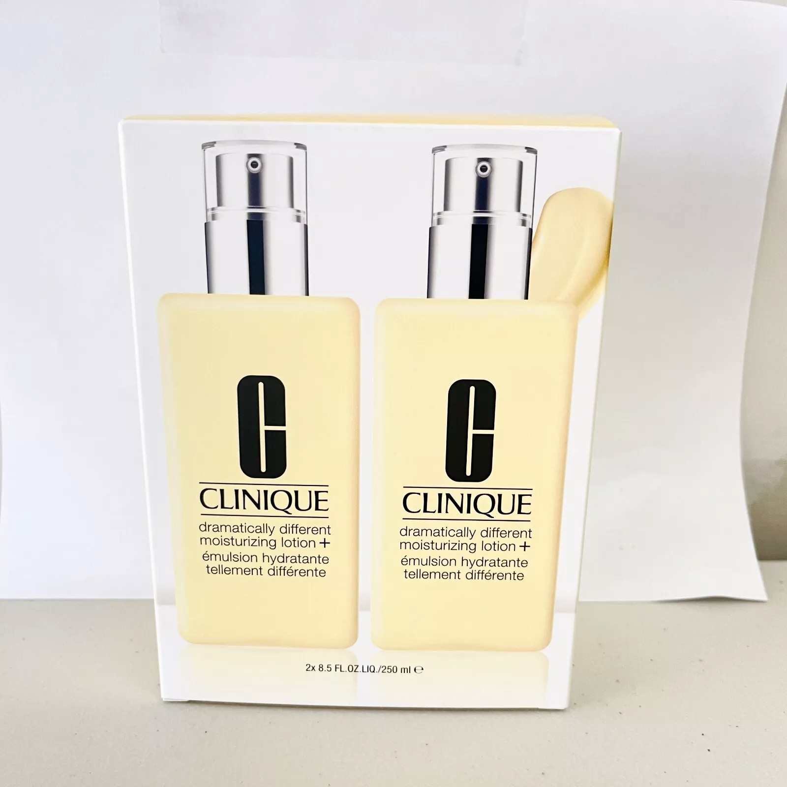 Loción hidratante Clinique dramáticamente diferente + Jumbo 2X 8,5 oz / 250 ml nueva en caja