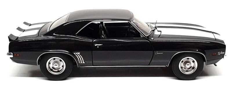 First Gear 1/25 Scale 40-0237 - 1969 Chevrolet Camaro Z/28 - Black/White - Image 3 of 4