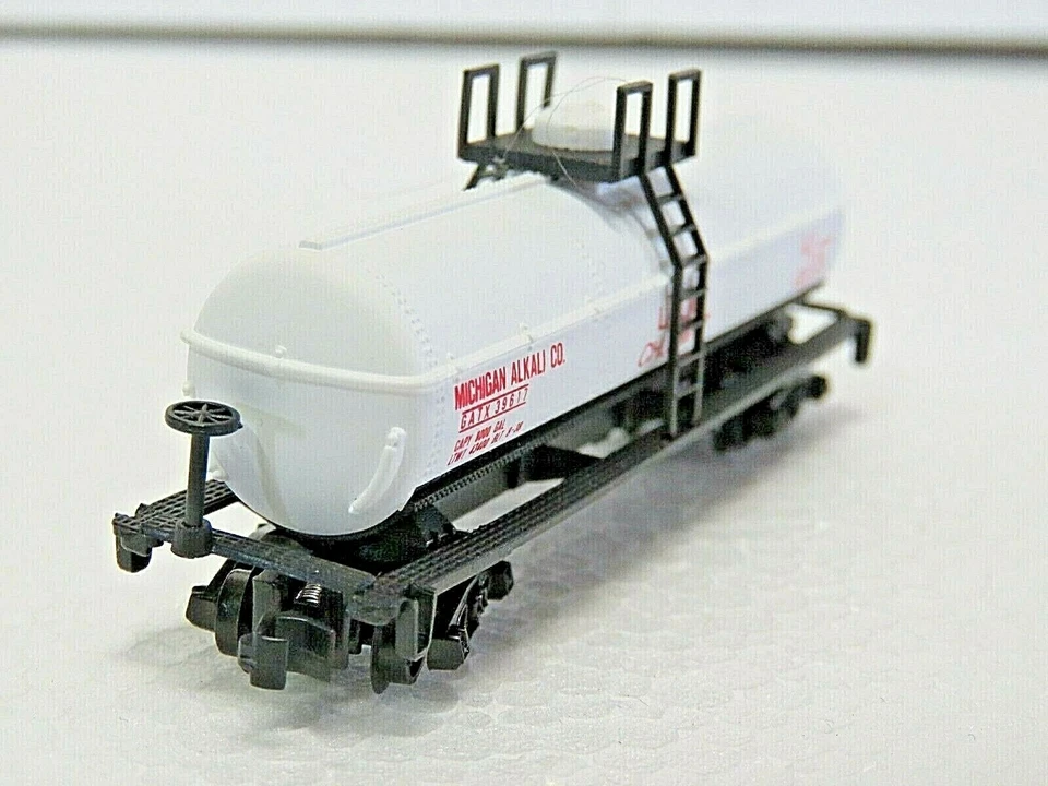 Model Power 83459 N Scale FREIGHT TANK CAR Michigan Alkali Co. New - Image 4 of 4
