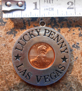 LAS VEGAS LUCKY PENNY ENCASED 2005 CENT KEY CHAIN FOB GREAT CONDITION 1 5/8"