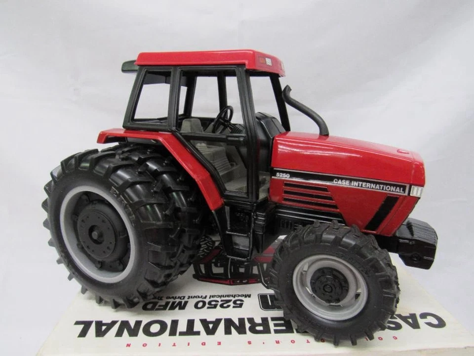 Case International Maxxum 5250 MFD 1/16 Scale Diecast Tractor Duals with CabErtl - Image 3 of 4